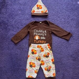 Daddy and Mommy's Little Turkey outfit - Size 90 (18-24 months)
